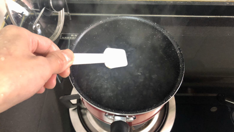 牡蛎豆腐汤,坐锅烧水,水开加少许食盐