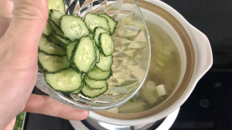 牡蛎豆腐汤,加入黄瓜,煮开后小火再煮一两分钟