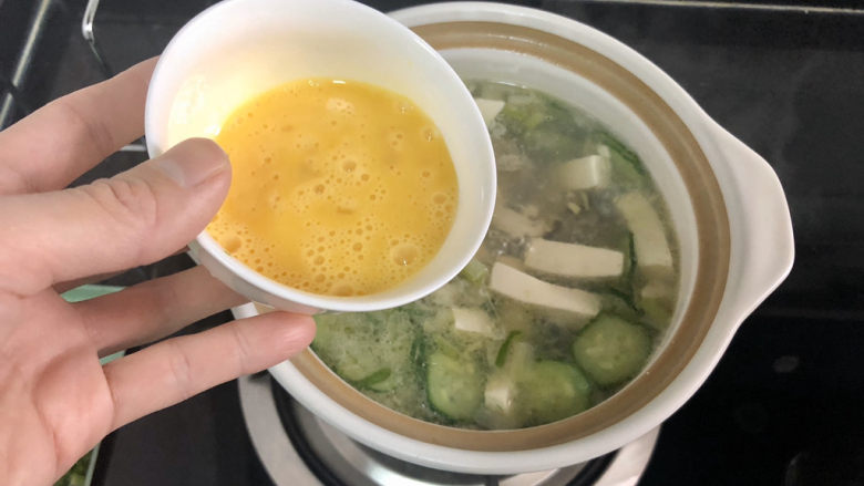 牡蛎豆腐汤,淋上蛋液