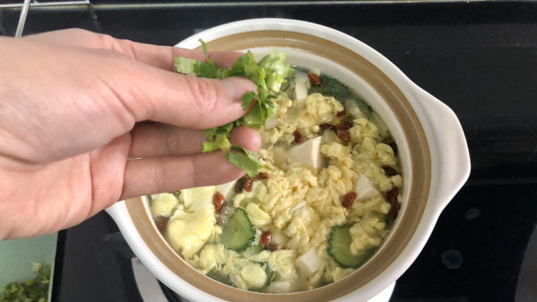 牡蛎豆腐汤,最后撒上点香菜葱末,搞定