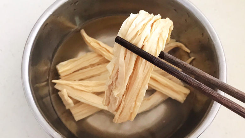 芹菜拌腐竹,把腐竹泡发至完全软化,没有硬结即可