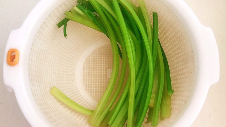 芹菜拌腐竹,把焯好的芹菜用冷水过凉,沥干水份