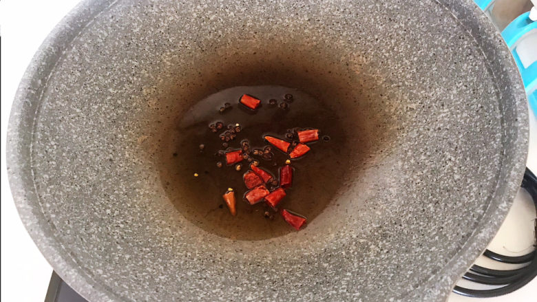 芹菜拌腐竹,关火后加入干红辣椒段,用余热就可以把辣椒段炸香,料油做好了