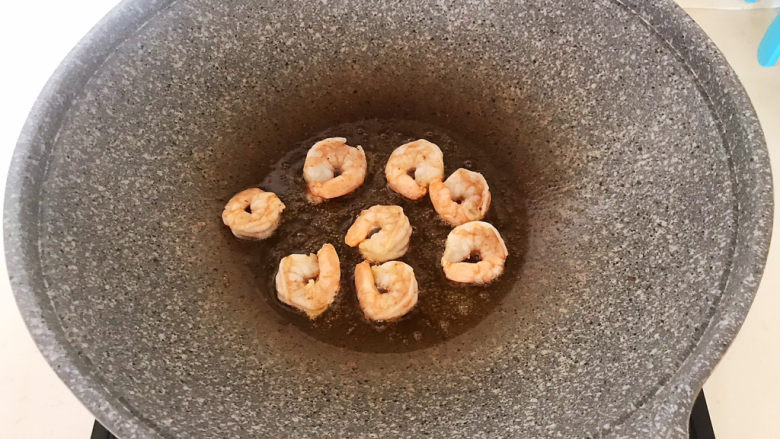 韭黄炒虾仁,油烧热后加入虾仁,炒至虾仁变色