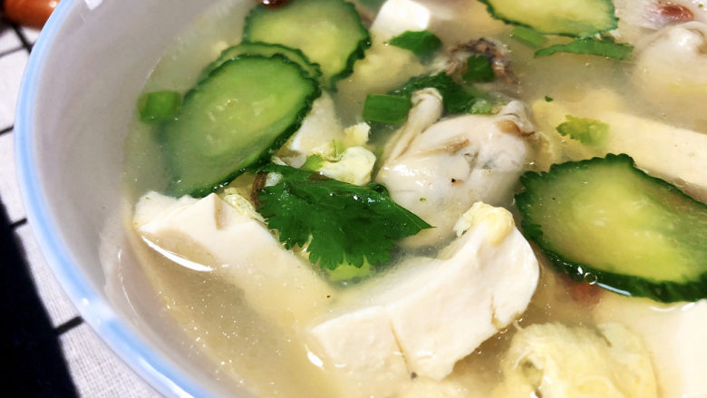 牡蛎豆腐汤,这道牡蛎豆腐汤,做法简单,蚝肉鲜美,豆腐嫩滑,清爽美味又营养。喜欢的小伙伴们一起来试试吧😄