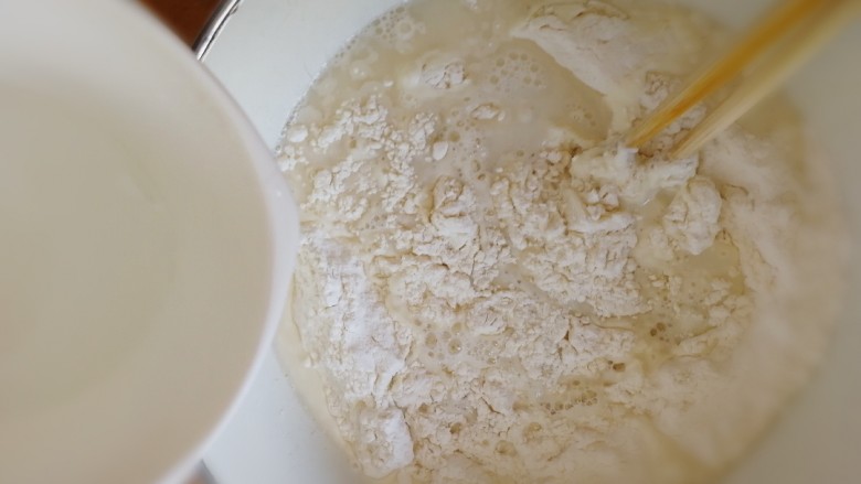单饼,240ml温水和面,边倒边搅拌。