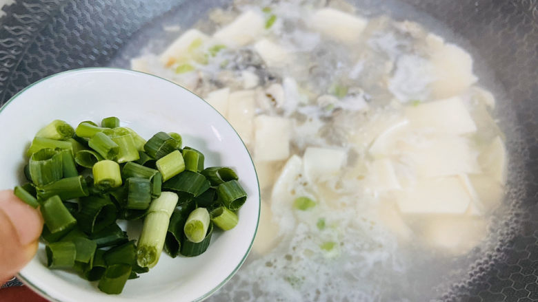 牡蛎豆腐汤,入葱花