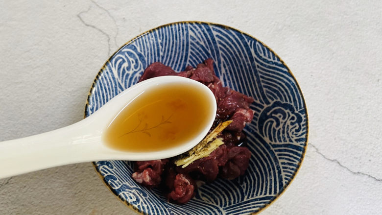 牛肉丝炒芹菜,<a style='color:red;display:inline-block;' href='/shicai/ 718'>料酒</a>