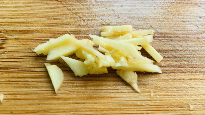 牛肉丝炒芹菜,姜丝