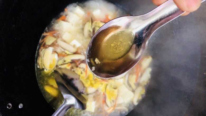 牡蛎豆腐汤,加入一勺料酒,翻炒均匀后盖上锅盖焖3-5分钟