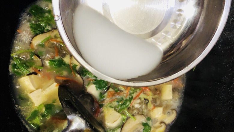 牡蛎豆腐汤,加入勾芡水,轻轻翻动均匀。