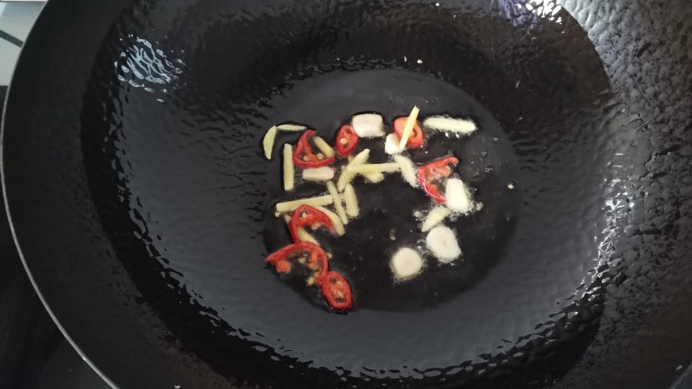 韭黄炒虾仁,热油放入蒜丝,蒜片,辣椒圈爆香