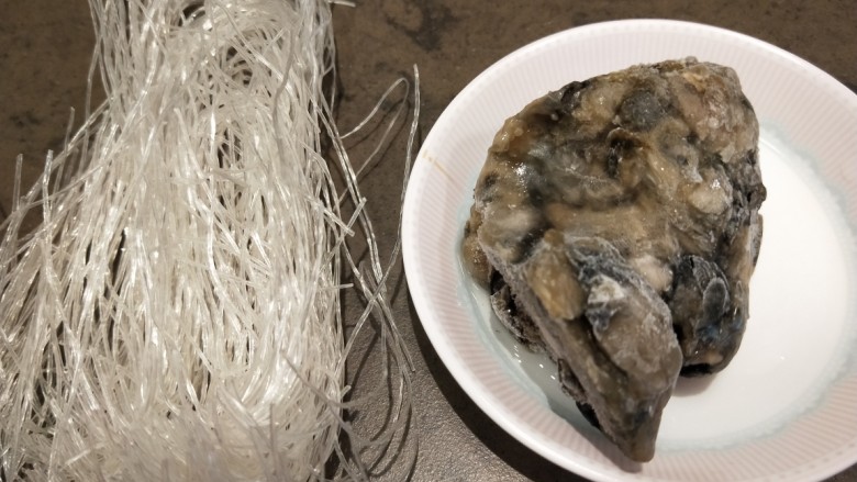 蒜蓉粉丝蒸生蚝,粉丝一把,生蚝解冻。
