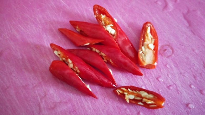 鱿鱼炒芹菜,<a style='color:red;display:inline-block;' href='/shicai/ 86663'>红辣椒</a>切段。