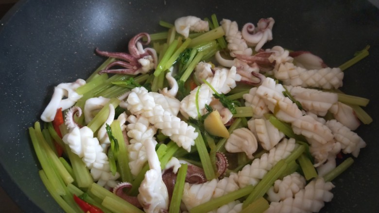 鱿鱼炒芹菜,加入盐,<a style='color:red;display:inline-block;' href='/shicai/ 717'>味精</a>,水淀粉勾芡即可。