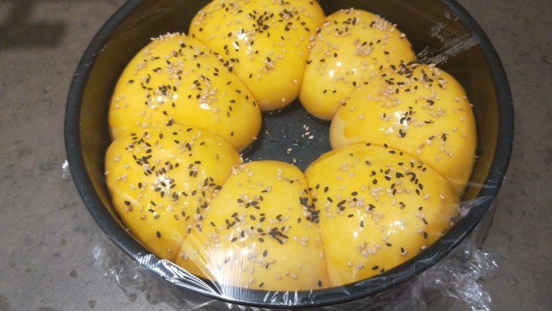 早餐芝麻面包,在怕上白芝麻。