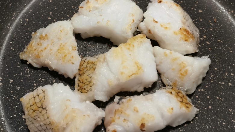 鳕鱼炖豆腐,煎锅 倒入2汤匙食用油 油热放入鱼块 煎至两面有微微焦黄颜色 备用