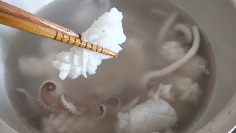 鱿鱼炒芹菜,烫一下水马上捞出来,见到开水就会打卷。