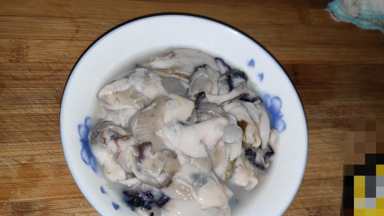 牡蛎豆腐汤,<a style='color:red;display:inline-block;' href='/shicai/ 193'>牡蛎</a>洗净,一定要清洗干净
