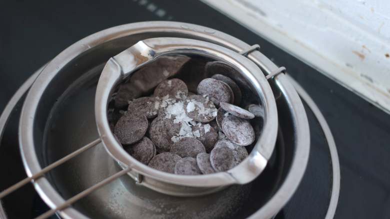 明知是错我却一错再错！热量炸弹—巧克力海盐磅蛋糕,1.【巧克力海盐部分】
65%黑巧克力和海盐一起隔热<a style='color:red;display:inline-block;' href='/shicai/ 156925'>水</a>融化（<a style='color:red;display:inline-block;' href='/shicai/ 156925'>水</a>温不超过50℃）
