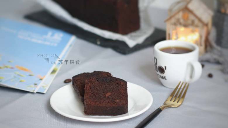 明知是错我却一错再错!热量炸弹—巧克力海盐磅蛋糕,17. 磅蛋糕是重油型蛋糕。不是很建议冷藏保温。室温条件下可保存5-7天(夏天会缩短,如果冰箱冷藏,请室温回温后再食用)。这个模具的分量基本两天可以吃完。
