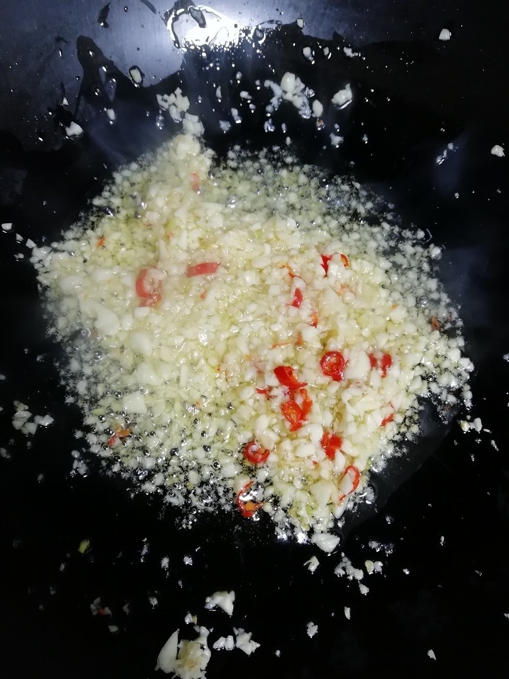蒜蓉粉丝蒸生蚝,起锅烧油,油稍微多点,先把蒜泥,姜,辣椒炝入锅中