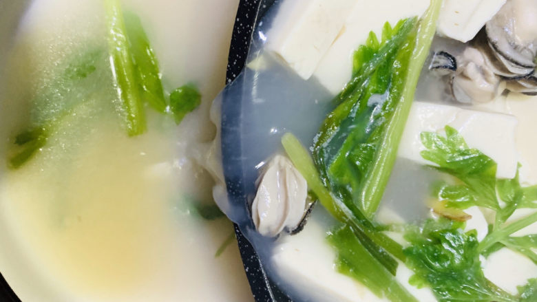 牡蛎豆腐汤,起锅；