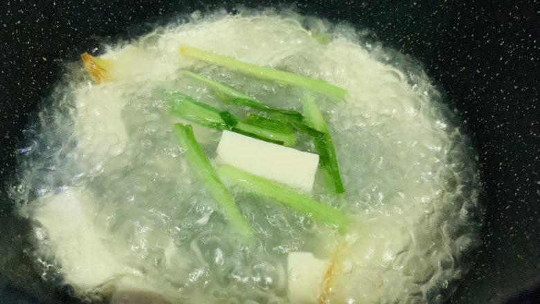 牡蛎豆腐汤,大火煮开，加盖煮5分钟；