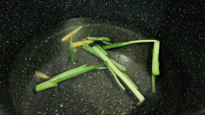 牡蛎豆腐汤,葱姜炒香，加入适量清水；