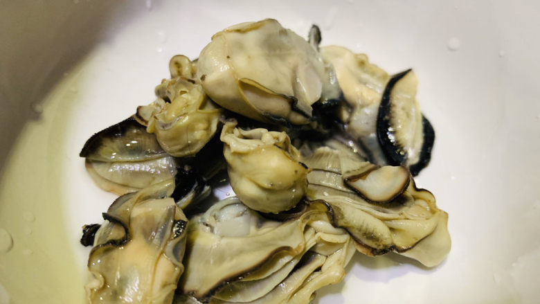爆炒生蚝,这是取下的蚝肉;