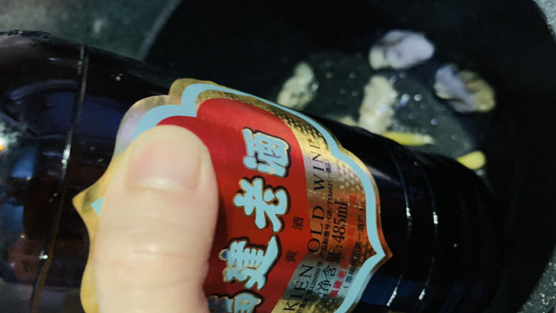 爆炒生蚝,加生蚝,加<a style='color:red;display:inline-block;' href='/shicai/ 718'>料酒</a>;