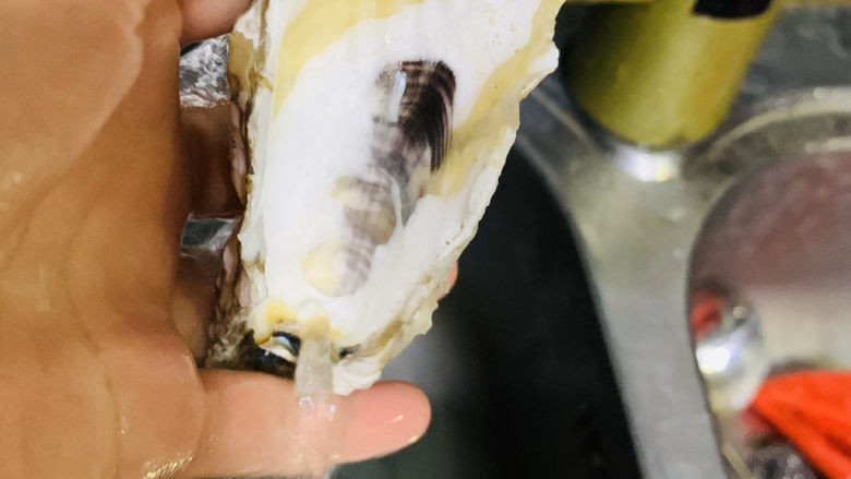 爆炒生蚝,把外壳洗一些,留着,等会装蚝肉用;