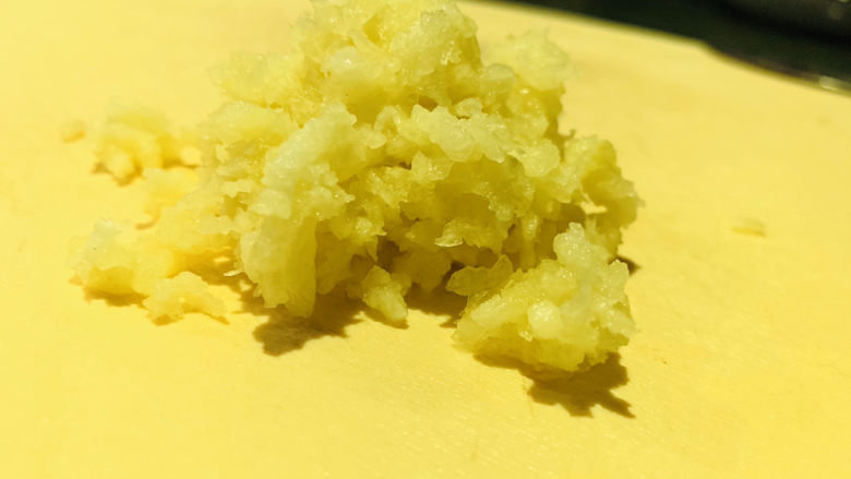蒜蓉粉丝蒸生蚝,用压蒜器,压成蒜蓉;