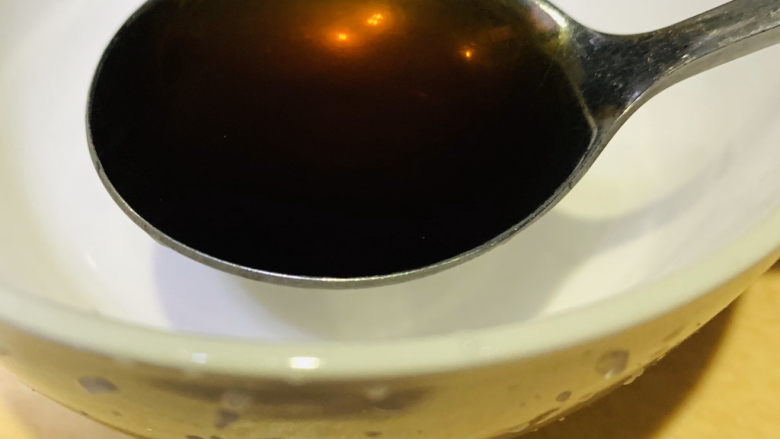 蒜蓉粉丝蒸生蚝,准备料汁,1勺<a style='color:red;display:inline-block;' href='/shicai/ 718'>料酒</a>;