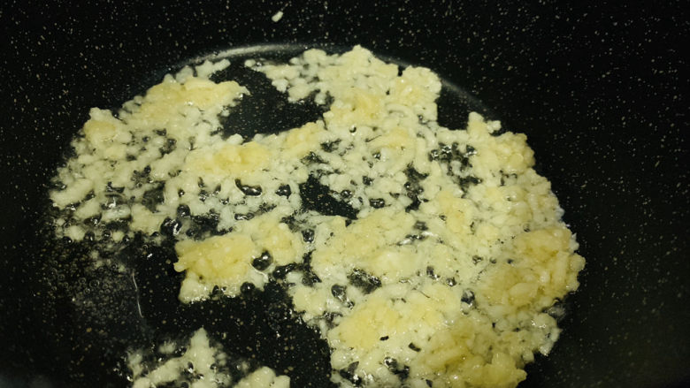 蒜蓉粉丝蒸生蚝,大火先热锅;