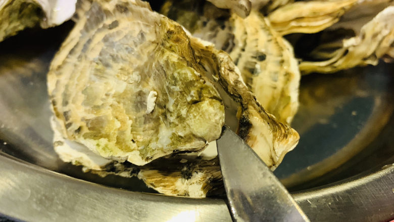 蒜蓉粉丝蒸生蚝,生蚝用生蚝刀,在底部开口,去掉上面的壳;