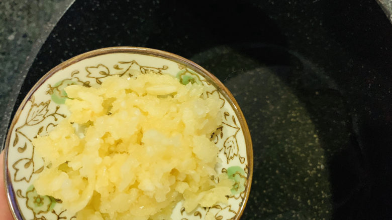 蒜蓉粉丝蒸生蚝,锅里加2勺食用油,加入蒜蓉;