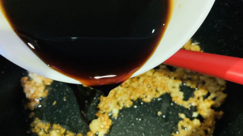 蒜蓉粉丝蒸生蚝,蒜蓉焦香,加调好的料汁;