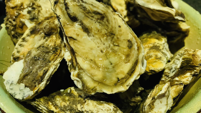蒜蓉粉丝蒸生蚝,新鲜<a style='color:red;display:inline-block;' href='/shicai/ 200'>生蚝</a>,用小刷子或者牙刷,边冲水边刷洗干净;