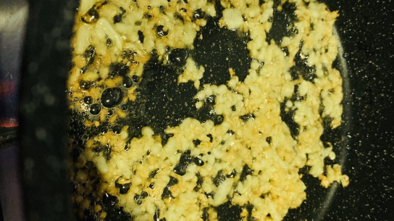 蒜蓉粉丝蒸生蚝,炒一会,转小火慢炒,避免糊锅;