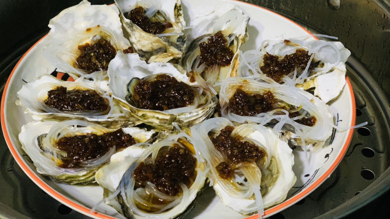 蒜蓉粉丝蒸生蚝,冷水上锅,大火,水开后蒸十分钟,就可以出锅!