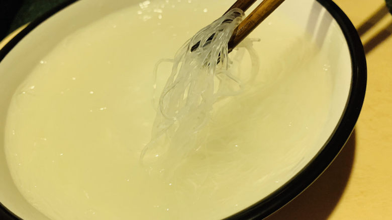 花蛤粉丝,用开水泡半小时,泡软就行;