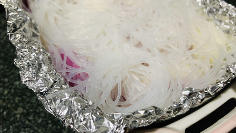 花蛤粉丝,铺上粉丝;