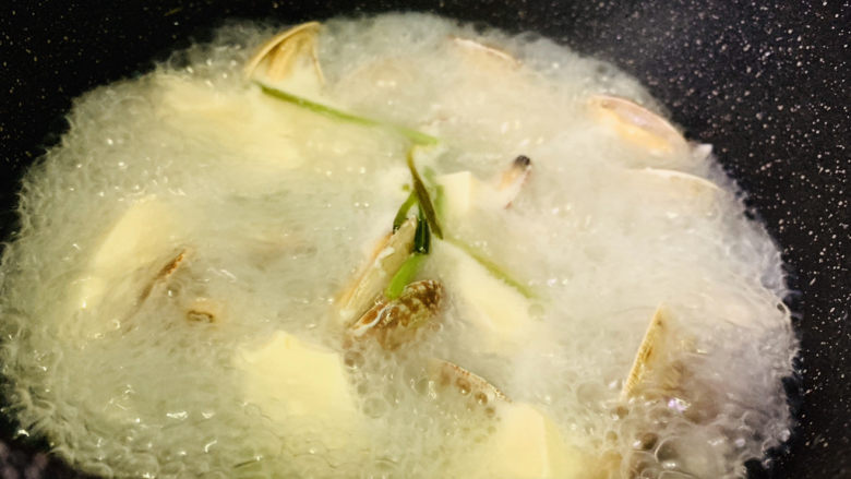 花蛤豆腐汤,翻开锅盖,非常的香;