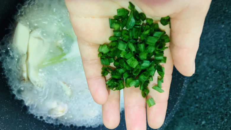 花蛤豆腐汤,撒葱粒;