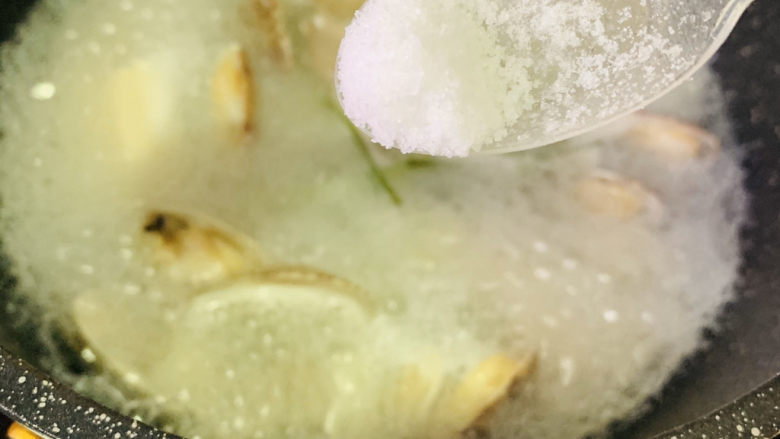 花蛤豆腐汤,加盐;