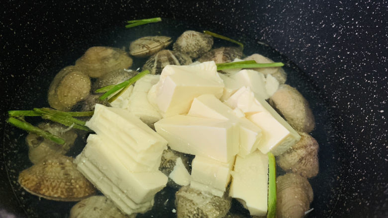 花蛤豆腐汤,加豆腐;