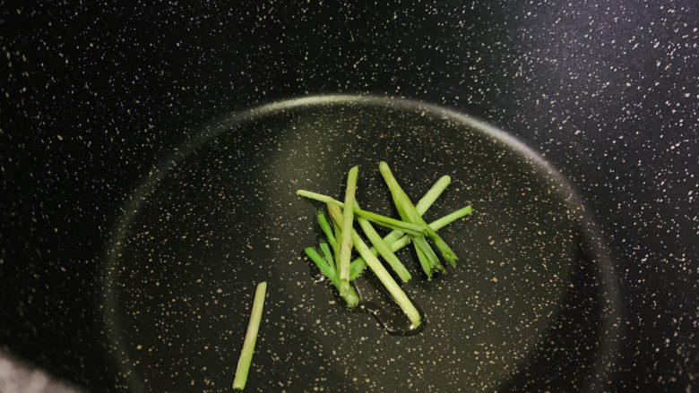 花蛤豆腐汤,锅里加食用油,放入葱白;