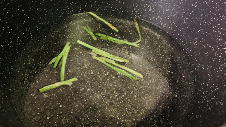 花蛤豆腐汤,用葱白起锅底的汤,特别香;