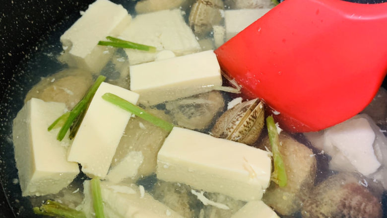 花蛤豆腐汤,轻轻搅拌,让汤覆盖全部;